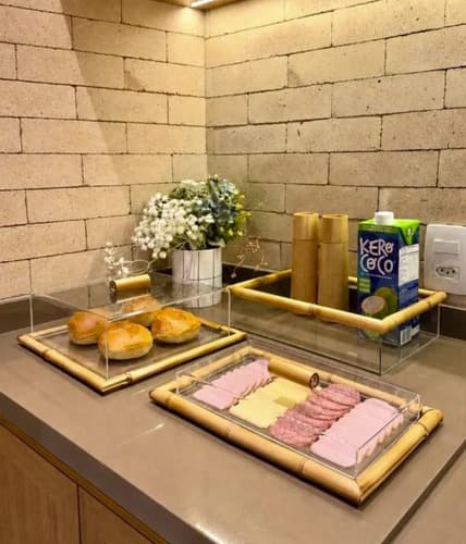 Kit Bandeja + Porta Frios + Porta Pães Bambu Vidro E Tampa Bambu